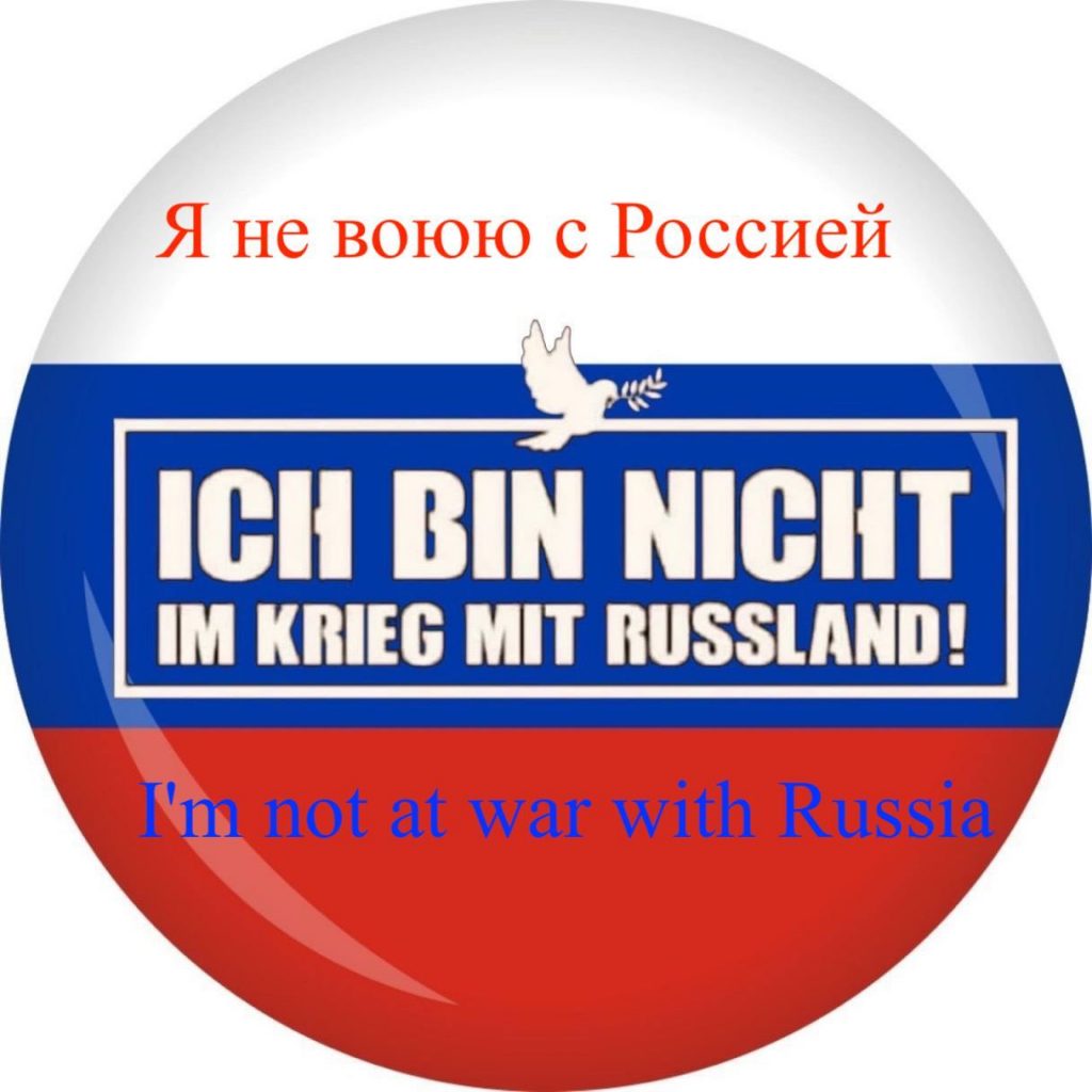 I am not in War with Russia. 
Ich bin nicht mit Russland im Krieg.
Я не воюю с Россией .